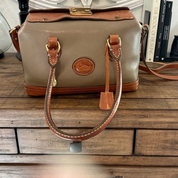 Vintage 1980s Dooney & Bourke Classic Tan and Brown Leather Dr Handbag - Picture 4 of 11